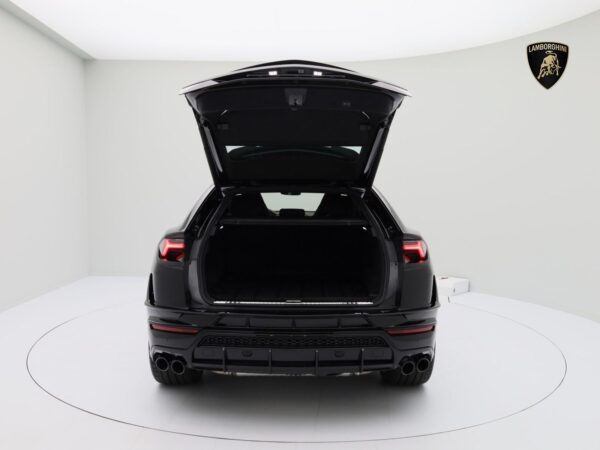 Lamborghini Urus boot