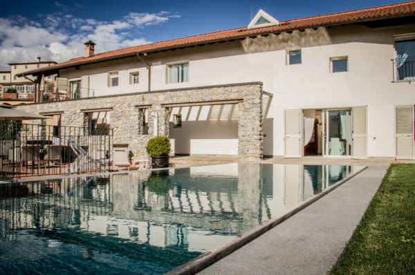 Lucca Villa Building Swimming Pool