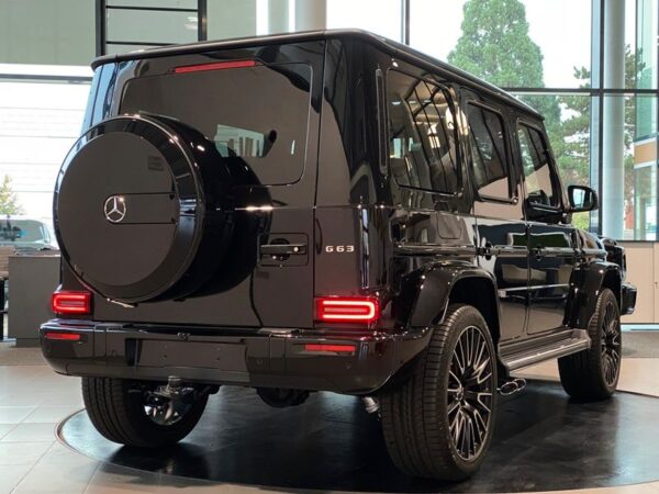 black mercedes-benz G63