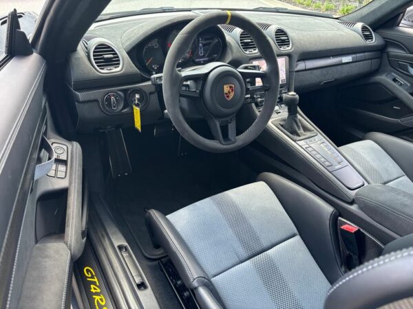 Porsche 718 Cayman cockpit