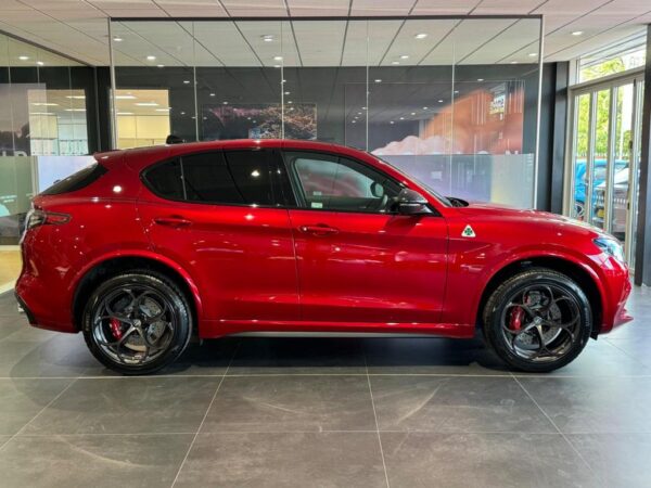 alfa remeo stelvio red side