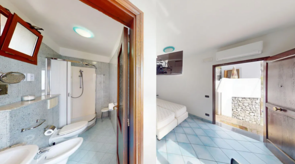 Amalfi Coast Apartment bathroom