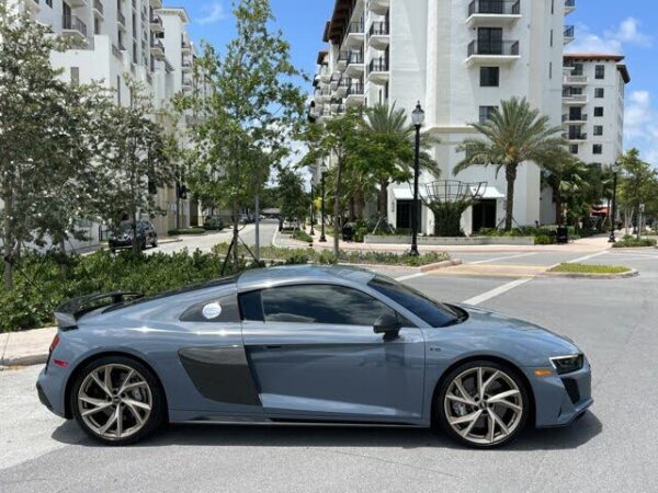 Audi R8 side