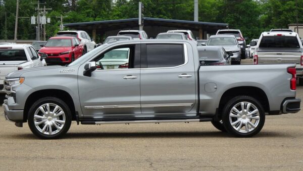 Chevrolet Silverado 1500 side