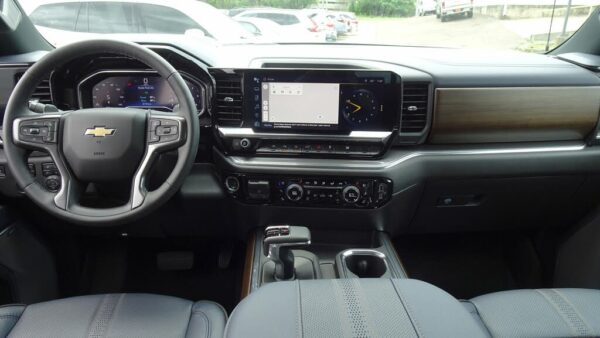 Chevrolet Silverado 1500 cockpit