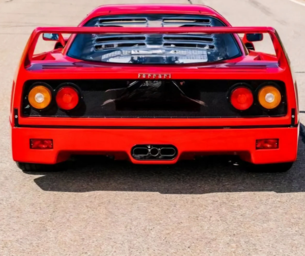 Ferrari F40 back exterior