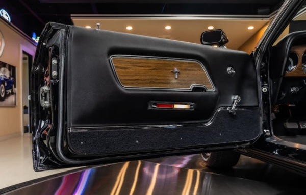 Ford Mustang door