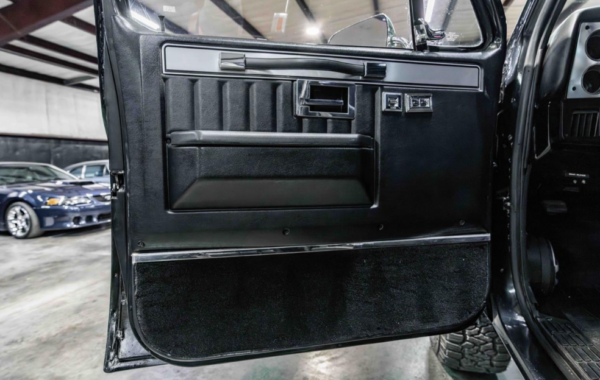 GMC K1500 Sierra door