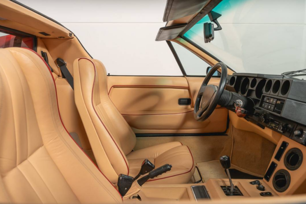 Lamborghini Jalpa 3500 interior seats, cockpit