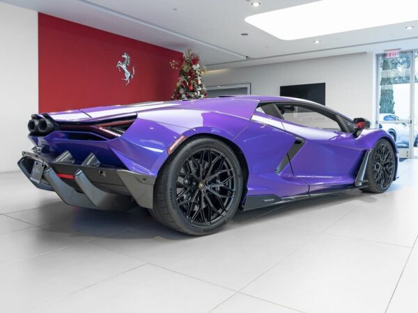 Lamborghini Revuelto exterior