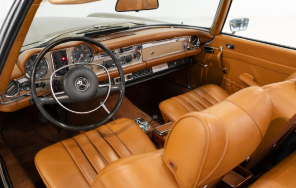 Mercedes-Benz 280SL cockpit