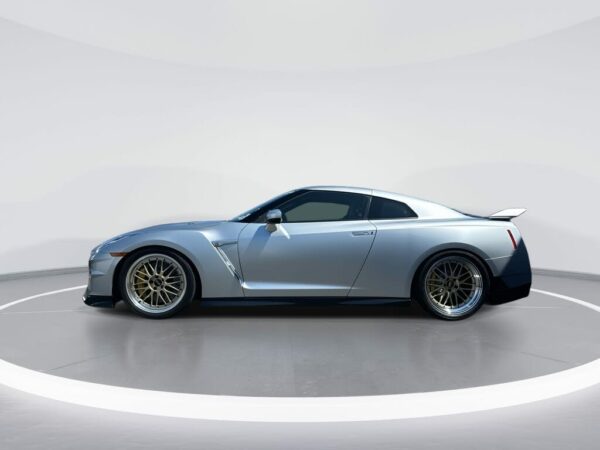 Nissan GT-R side