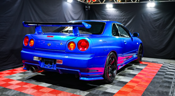 Nissan Skyline GTT R34 exterior back side