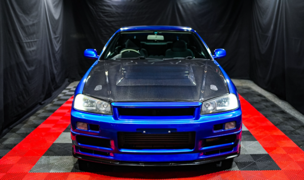 Nissan Skyline GTT R34 front