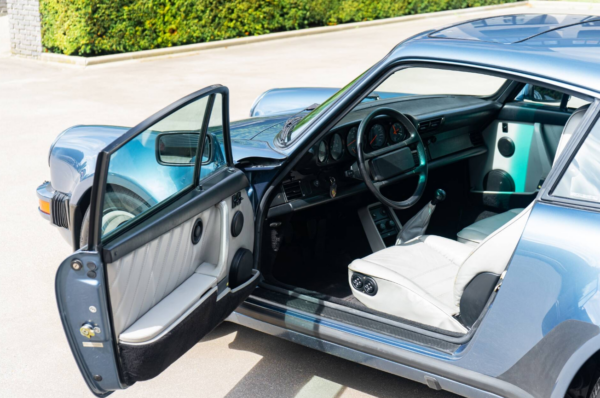 Porsche 911 Turbo door cockpit