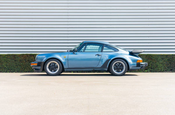 Porsche 911 Turbo side