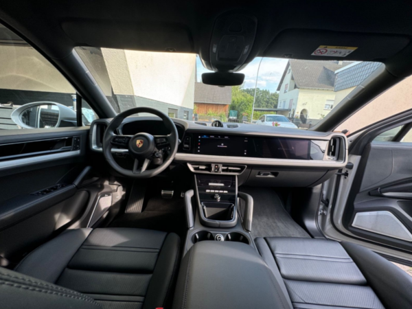 Porsche Cayenne cockpit