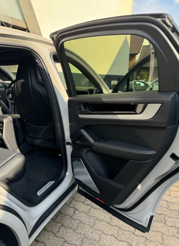 Porsche Cayenne door