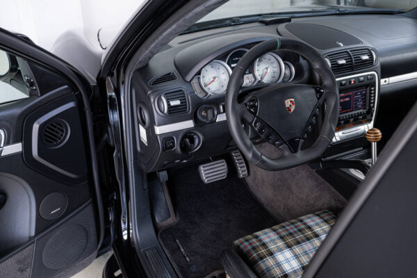 Porsche Cayenne Turbo steering wheel interior