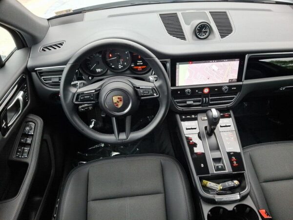 Porsche Macan cockpit