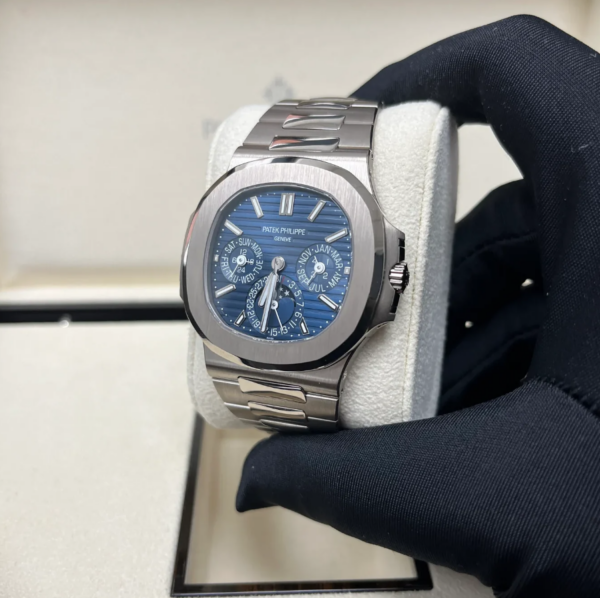 Pre-Owned USA | Patek Philippe Nautilus side view