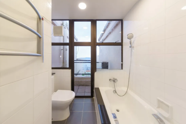 Abergeldie Hong Kong Apartment bathroom