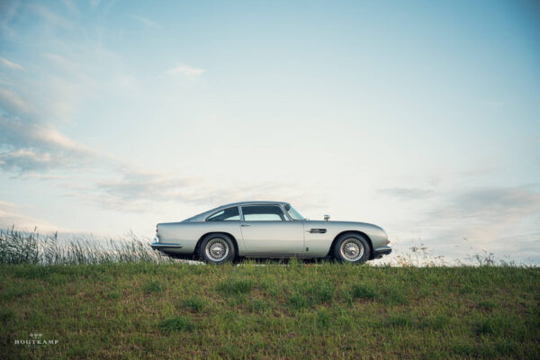 Aston Martin DB5 side view