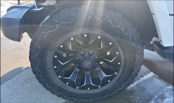 Jeep Wrangler Sahara wheel