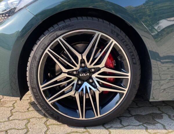 KIA Stinger wheel