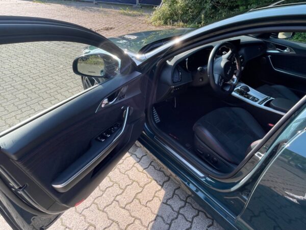 KIA Stinger front seat