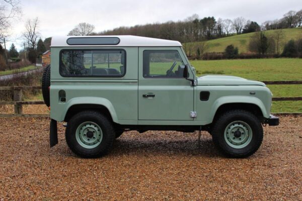 Land Rover Defender 90 side