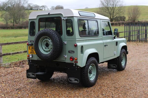 Land Rover Defender 90 exterior