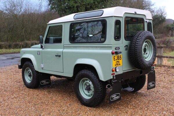 Land Rover Defender 90 exterior