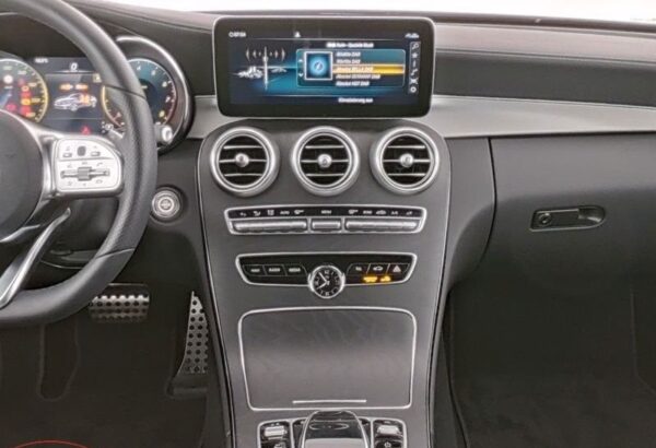 Mercedes-Benz C400 cockpit