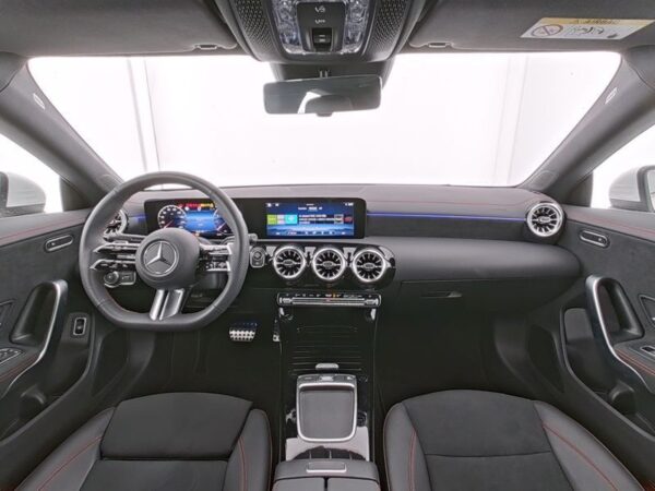 Mercedes-Benz CLA 200 cockpit