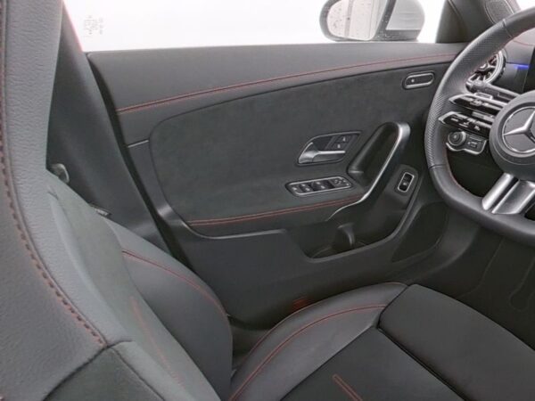 Mercedes-Benz CLA 200 front seat