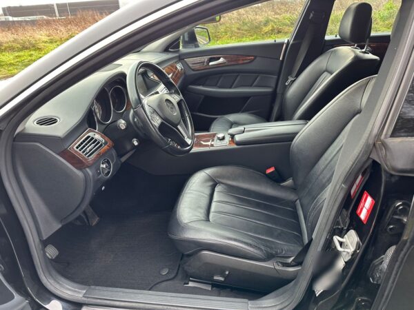 Mercedes-Benz CLS 350 front seat