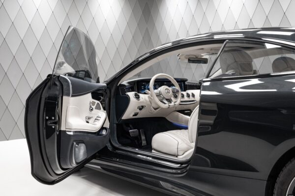 Mercedes-Benz S 63 cockpit, door