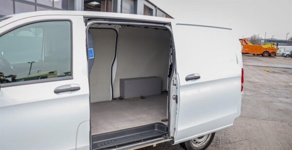 Mercedes-Benz Vito door