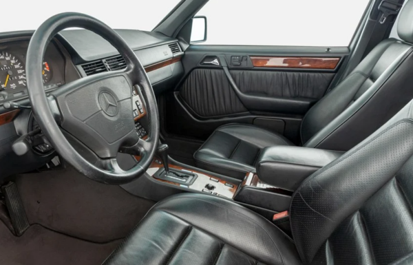 Mercedes E500 cockpit