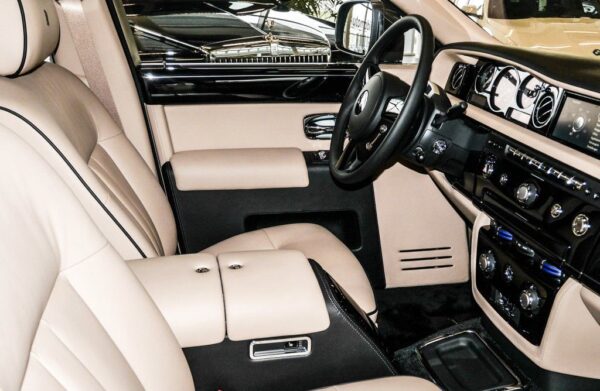 Rolls-Royce Phantom cockpit, front seat