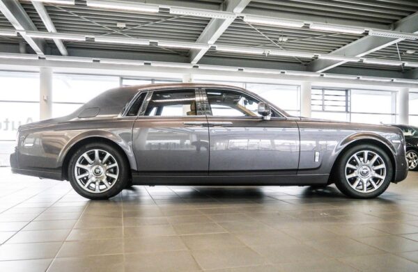 Rolls-Royce Phantom side