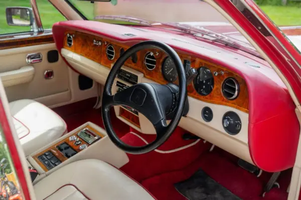 Rolls Royce Silver Spirit II cockpit