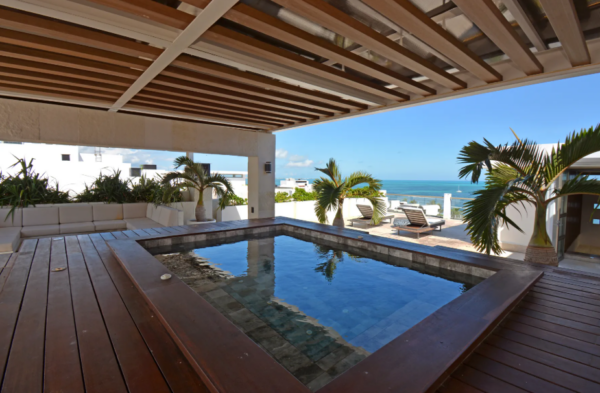 Cancún Mexico Apartment swimming pool