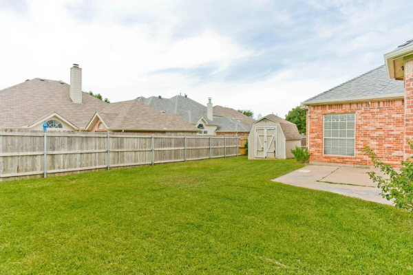 Fort Worth United States House backyard