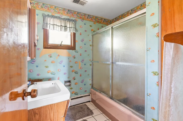 Monroeville United States House bathroom