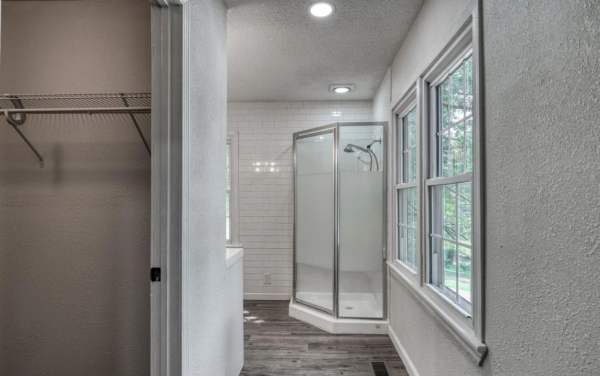 Neosho United States House bathroom