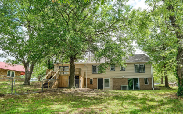 Neosho United States House backyard