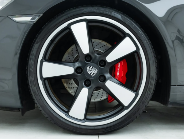 Porsche 911 wheel