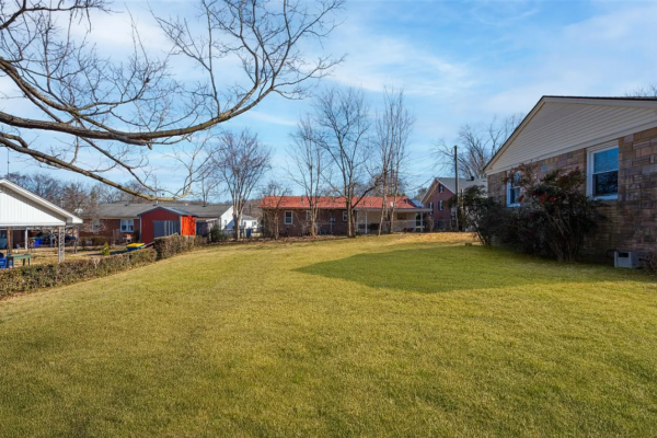 Russellville United States House backyard